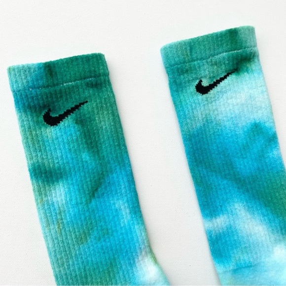 SOLD - Nike Tie Dye Unisex Women's 6-10 Crew Socks Dri Fit Turqoise Blue Medium - Picture 2 of 5